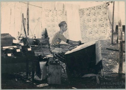 KITLV - 10838 - Kurkdjian - Soerabaja - Sarong (sarung) stempelaar from East Java at the pasar malam in Surabaya - 1905-1906