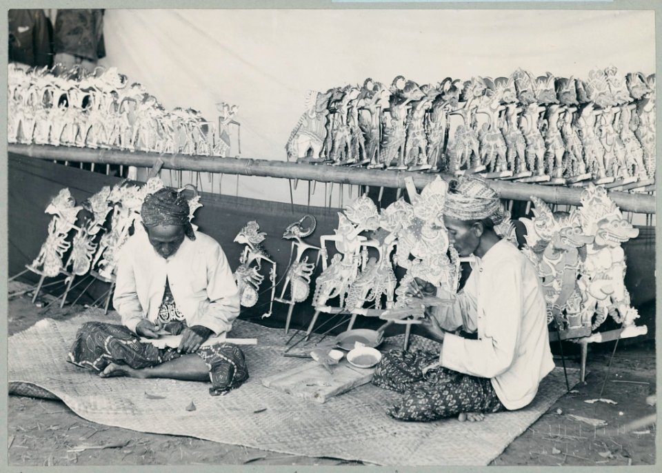 KITLV - 10842 - Kurkdjian - Soerabaja - Manufacturers of Javanese wooden shadow puppets manufacturers at the pasar malam in Surabaya - 1905-1906