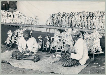KITLV - 10842 - Kurkdjian - Soerabaja - Manufacturers of Javanese wooden shadow puppets manufacturers at the pasar malam in Surabaya - 1905-1906