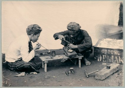 KITLV - 10846 - Kurkdjian - Soerabaja - Javanese lace makers engaged in the manufacturing of emblems at the pasar malam in Surabaya - 1905-1906