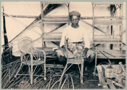 KITLV - 10850 - Kurkdjian - Soerabaja - Javanese cane worker at the pasar malam in Surabaya - 1905-1906