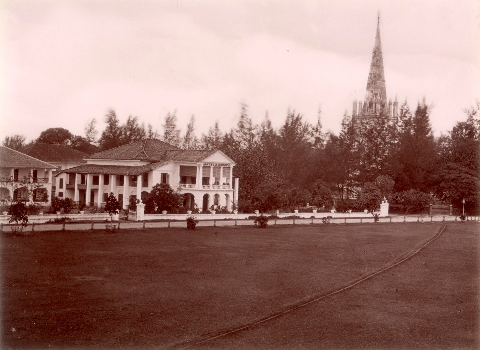 KITLV - 103752 - Hotel d'Europe and the tower belonging to the Anglican Church, St. Andrew's Cathedral in Singapore - circa 1890