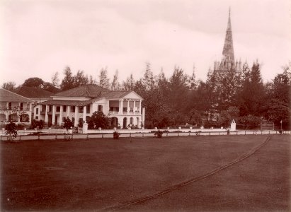 KITLV - 103752 - Hotel d'Europe and the tower belonging to the Anglican Church, St. Andrew's Cathedral in Singapore - circa 1890