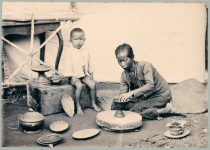 KITLV - 10854 - Kurkdjian - Soerabaja - Javanese woman potter at the pasar malam in Surabaya - 1905-1906