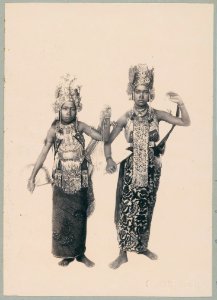 KITLV - 10858 - Kurkdjian - Soerabaja - Balinese dancers at the pasar malam in Surabaya - 1905-1906