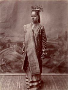 KITLV - 103761 - Lambert & Co. - Malaysian woman at Singapore - circa 1890