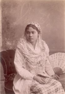 KITLV - 103765 - Malaysian woman at Singapore - circa 1890