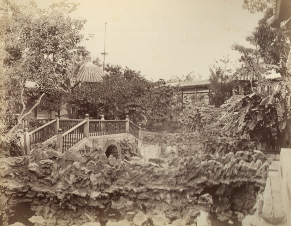 KITLV - 110078 - Garden of the Tartar General in Kanton (Guangzhou, China) - circa 1871