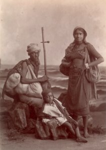 KITLV - 103789 - Indian couple with child in Singapore - circa 1890