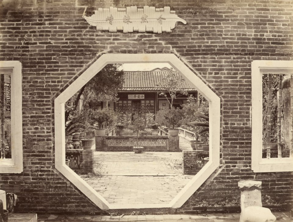 KITLV - 110110 - View of the courtyard of Lie Ming Koen, China - circa 1871