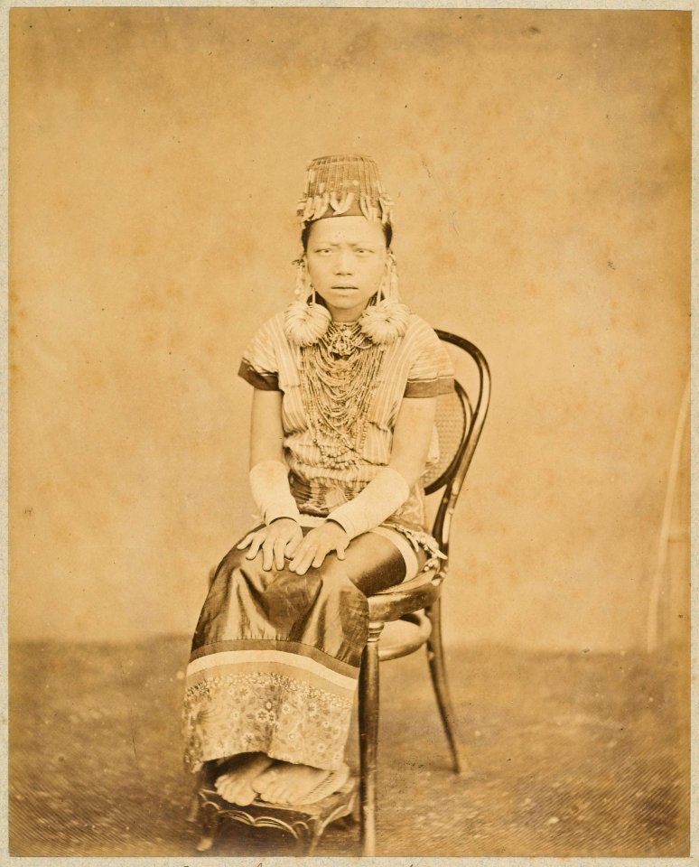KITLV - 10434 - Lambert & Co., G.R. - Singapore - Dayak woman at Kuching in Sarawak - circa 1888