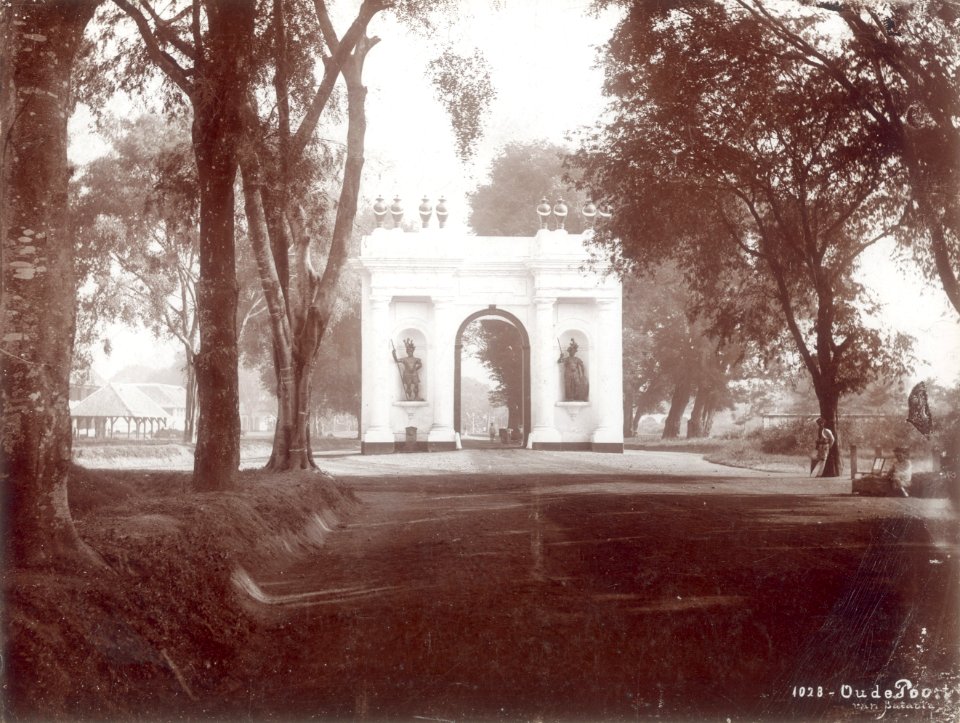 KITLV - 105833 - Lambert & Co., G.R. - Singapore - The Amsterdam Poort (Amsterdam Gate) in Batavia - circa 1885