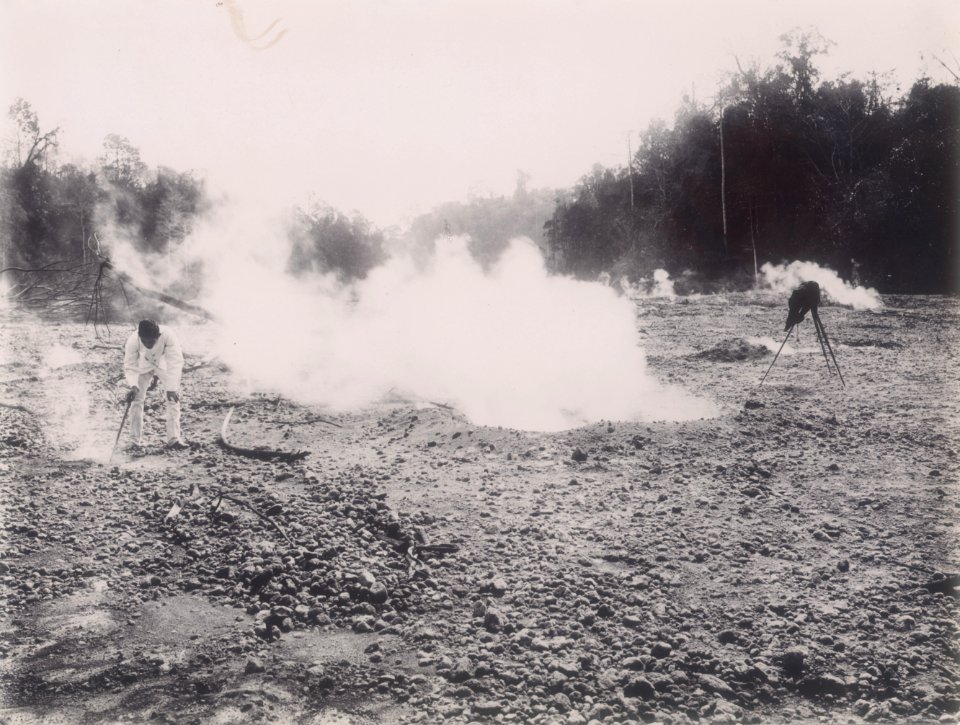 KITLV - 106028 - Kurkdjian, Ohannes - Craters of the Gunung Kelud, East Java - 1901