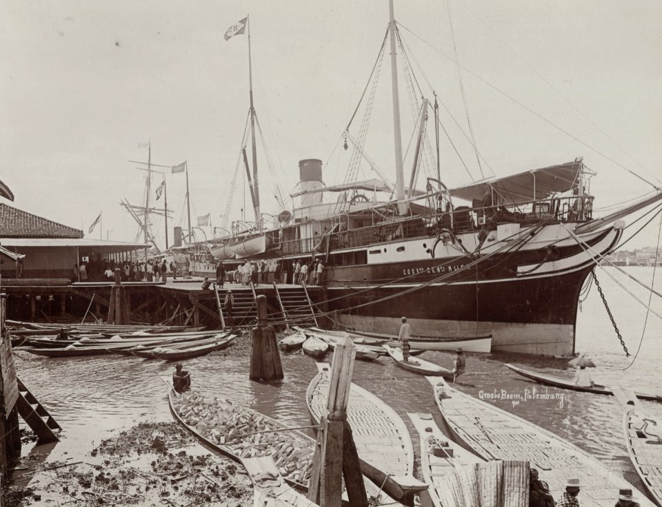 KITLV - 106141 - Lambert & Co., G.R. - Singapore - Steamship on the Groote Boom at Palembang - circa 1900
