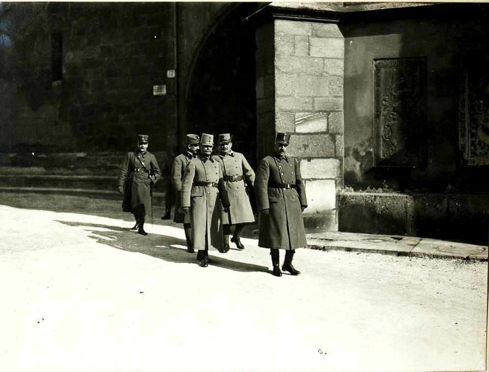 Kirchengang anlässlich des Namensfstes Ihrer Majestät in Anwesenheit Ihrer kaisrl.königl.Hoheiten des Herrn G.d.I. Erzh.Peter Ferdinand und Oberst Erzh.Heinrich sowie des Armeekommandanten, Exellz.G.O (BildID 15499994)