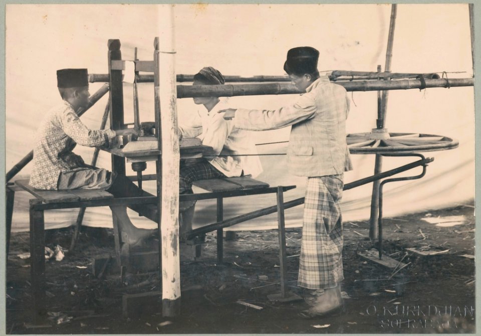 KITLV - 10828 - Kurkdjian - Soerabaja - Diamond cutters from Surabaya at the pasar malam in Surabaya - 1905-1906