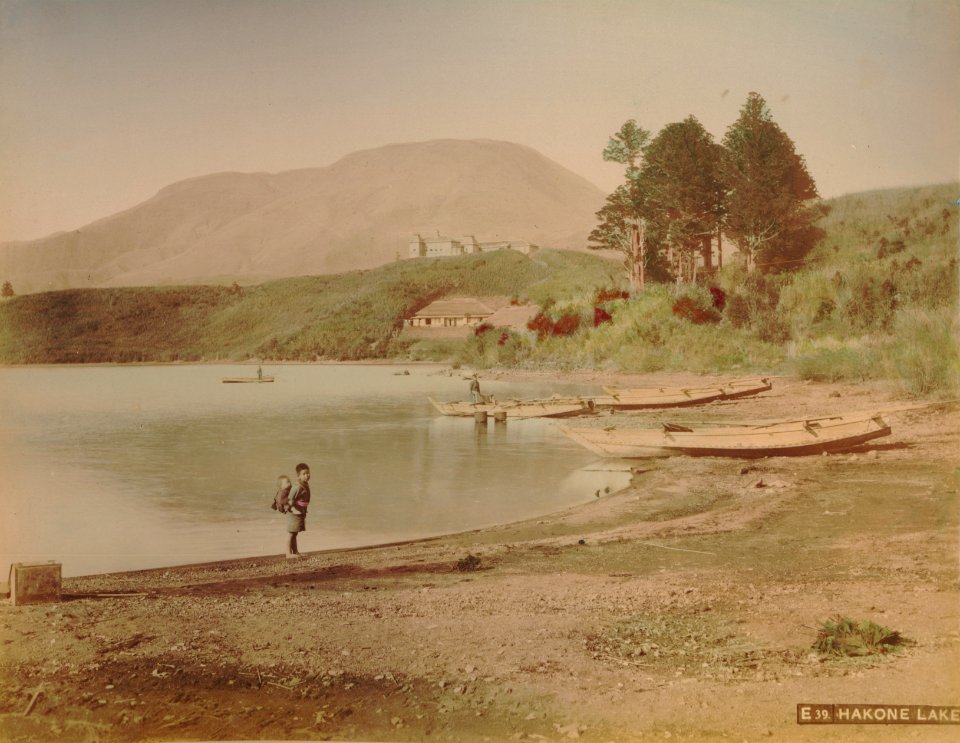 KITLV - 110654 - Kusakabe, Kimbei - Hakone lake in Japan - circa 1890
