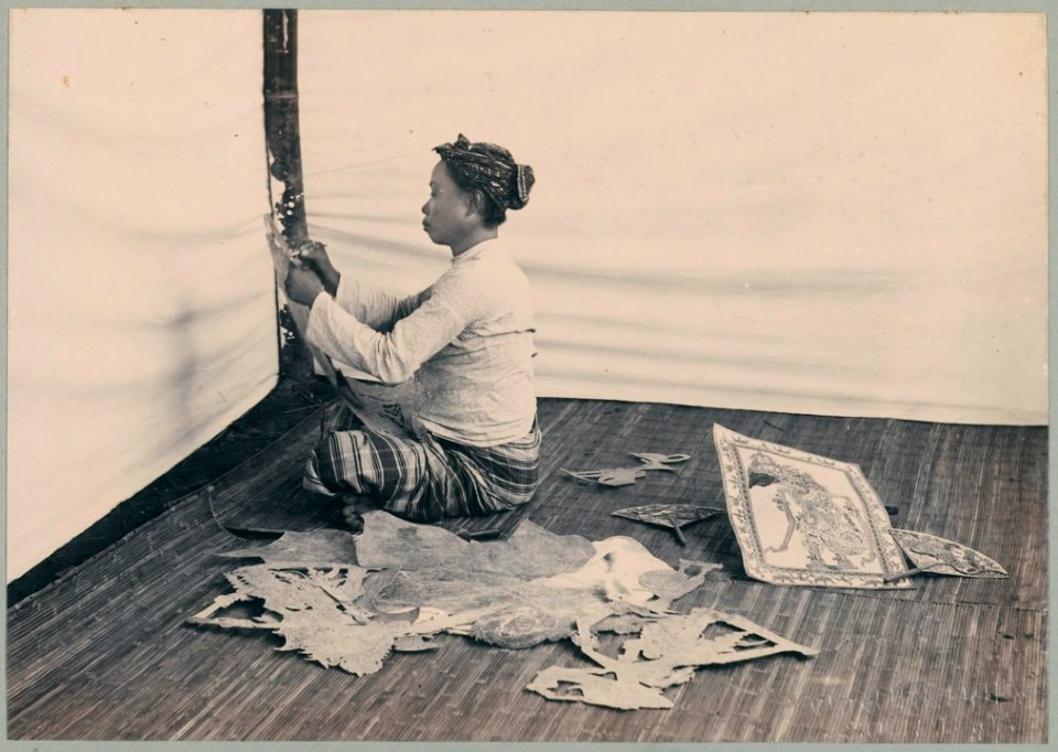 KITLV - 10832 - Kurkdjian - Soerabaja - Javanese manufacturer of leather wayang puppets on the pasar malam in Surabaya - 1905-1906