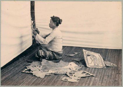 KITLV - 10832 - Kurkdjian - Soerabaja - Javanese manufacturer of leather wayang puppets on the pasar malam in Surabaya - 1905-1906