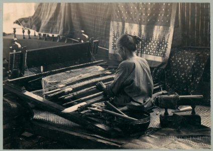 KITLV - 10836 - Kurkdjian - Soerabaja - Female songket weaver from Surabaya at the pasar malam in Surabaya - 1905-1906