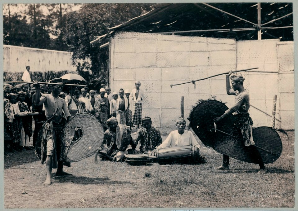 KITLV - 10840 - Kurkdjian - Soerabaja - Javanese Kuda kepang at the pasar malam in Surabaya - 1905-1906