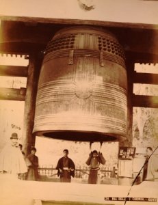 KITLV - 110666 - Kusakabe, Kimbei - Large bell of the Chionin (Chion-in) temple in Kyoto - circa 1890