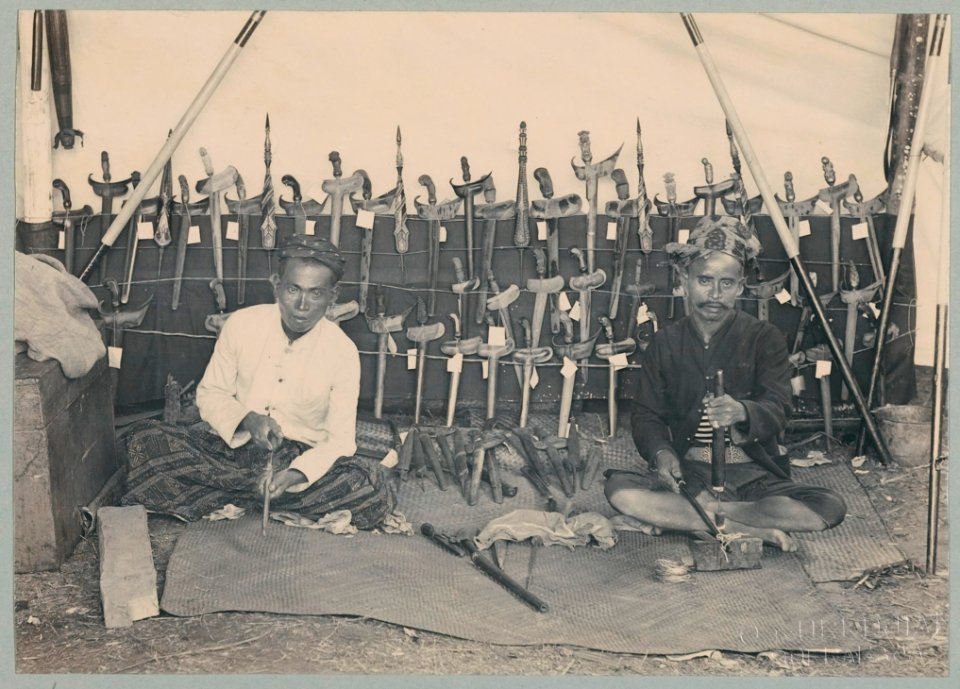 KITLV - 10844 - Kurkdjian - Soerabaja - Javanese kris smiths at the pasar malam in Surabaya - 1905-1906
