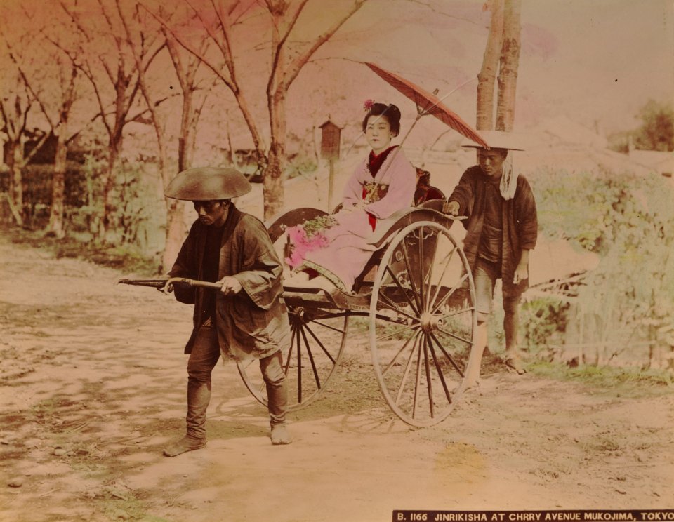 KITLV - 110669 - Kusakabe, Kimbei - Japanese woman in jinrikisha at Avenue Mukojima, Tokyo, Japan - circa 1890