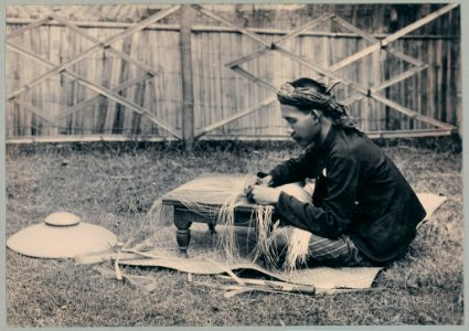 KITLV - 10848 - Kurkdjian - Soerabaja - Javanese caping plaiter at the pasar malam in Surabaya - 1905-1906