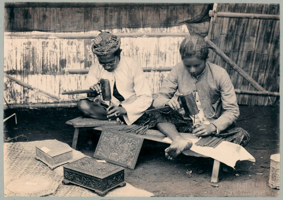 KITLV - 10852 - Kurkdjian - Soerabaja - Wood carvers from Djapara at the pasar malam in Surabaya - 1905-1906