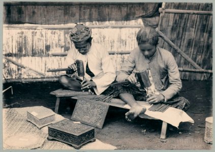 KITLV - 10852 - Kurkdjian - Soerabaja - Wood carvers from Djapara at the pasar malam in Surabaya - 1905-1906