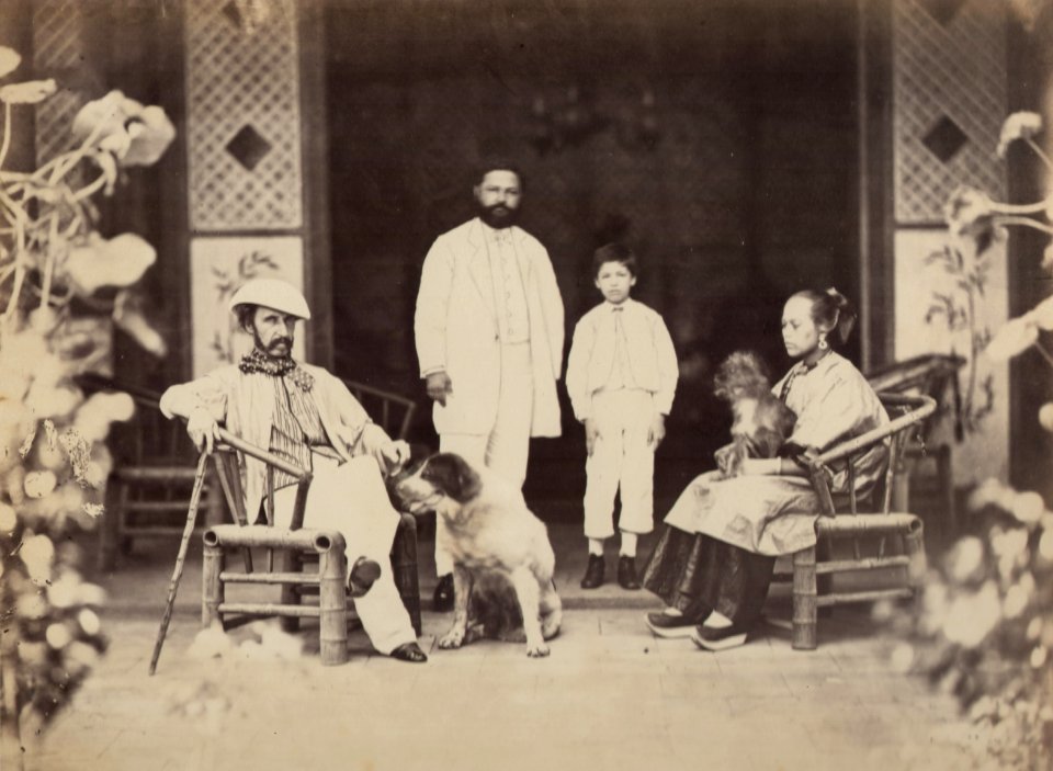 KITLV - 110080 - European in Chinese company at Canton (Guangzhou) - circa 1871