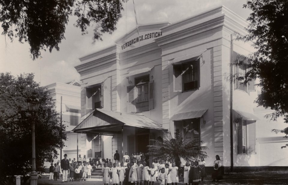 KITLV - 114004 - Kurkdjian - Care institution in Surakarta - circa 1900