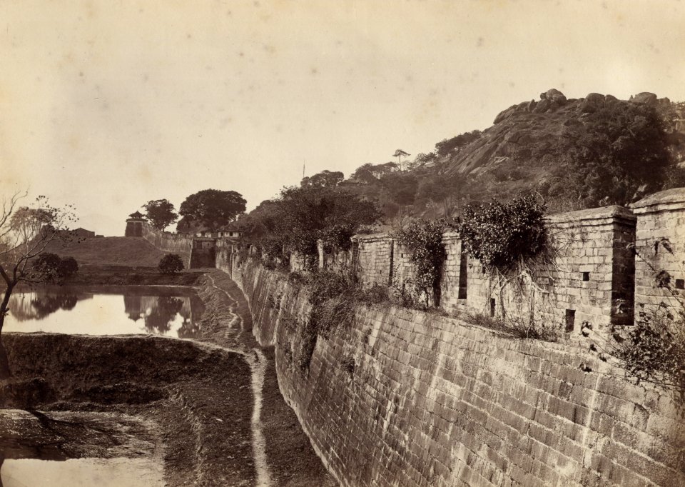 KITLV - 110088 - City walls at Fuzhou in China - circa 1871