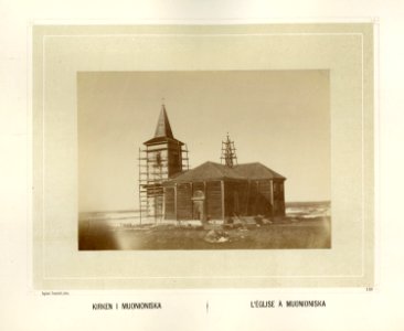 Kirken i Muonioniska i Lappland i Finland. Stillas rundt i forbindelse med vedlikehold, antakelig - Norsk folkemuseum - NF.15006-133