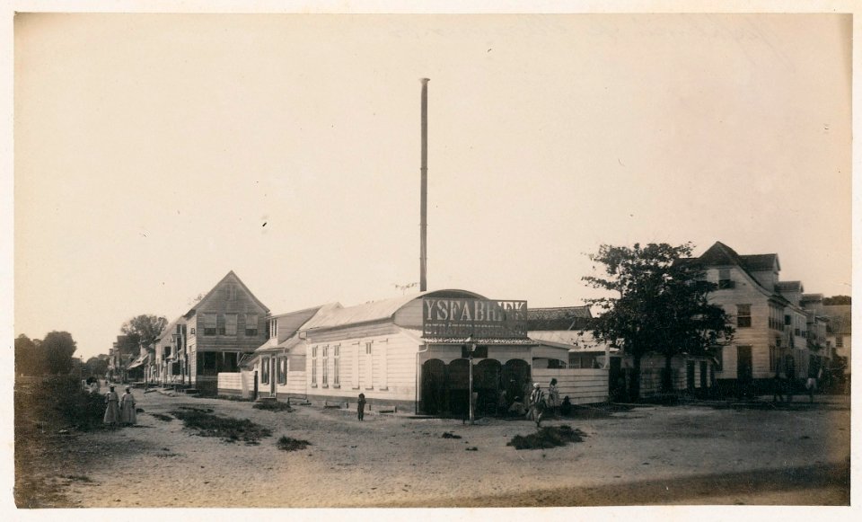 KITLV - 11643 - Ice factory of the firm Sträter, Esser & Co. , Paramaribo - 1892-02-19- 1892-02-25