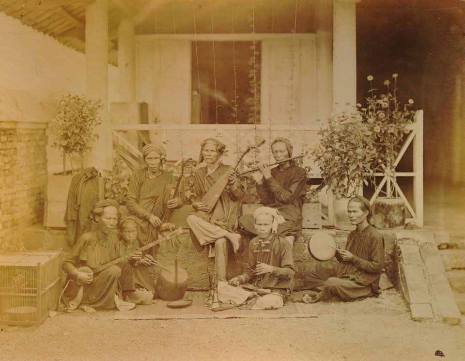 KITLV - 110164 - Annamese playing music, presumably in China - circa 1870