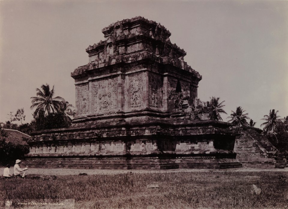 KITLV - 110409 - Kurkdjian - Soerabaia - Borobudur near Magelang - circa 1925