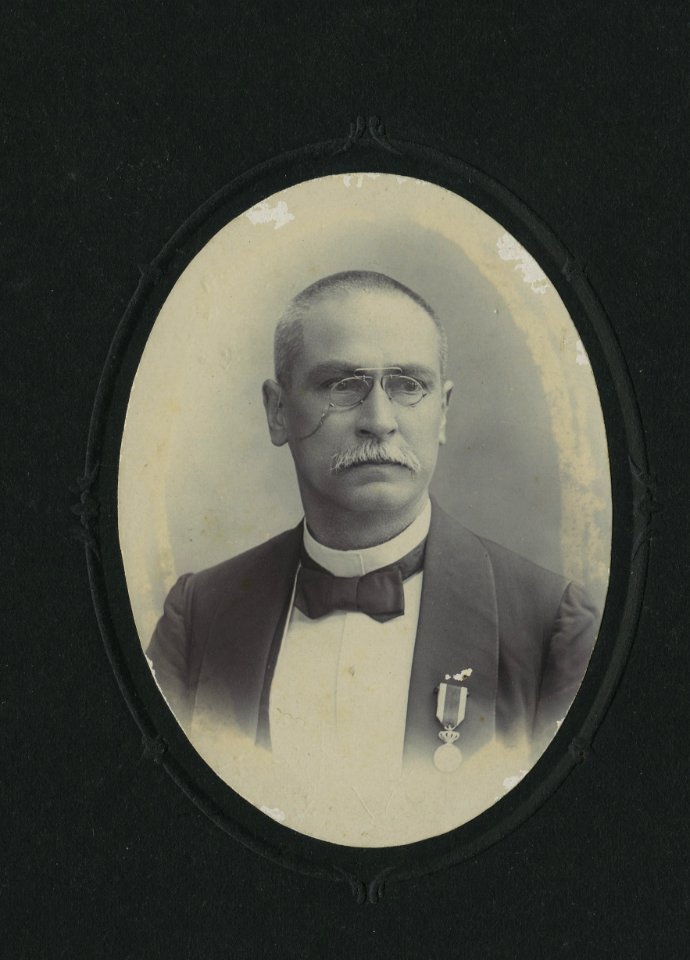 KITLV - 117633 - Kurkdjian, N.V. Photografisch Atelier - Soerabaia-Java - European man with glasses in Surabaya - 1890-1905