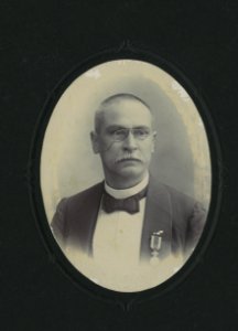 KITLV - 117633 - Kurkdjian, N.V. Photografisch Atelier - Soerabaia-Java - European man with glasses in Surabaya - 1890-1905