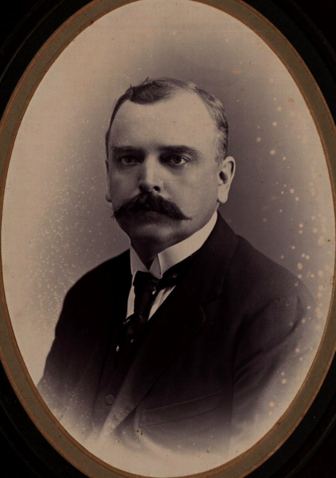 KITLV - 119459 - Kurkdjian, N.V. Fotografisch Atelier O. - Soerabaia-Java - European man in Surabaya - circa 1900