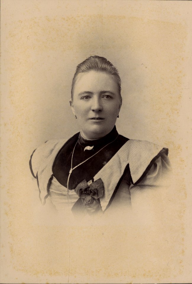 KITLV - 124871 - Kurkdjian, Ohannes - Soerabaya - European woman in Surabaya - 1890-1910