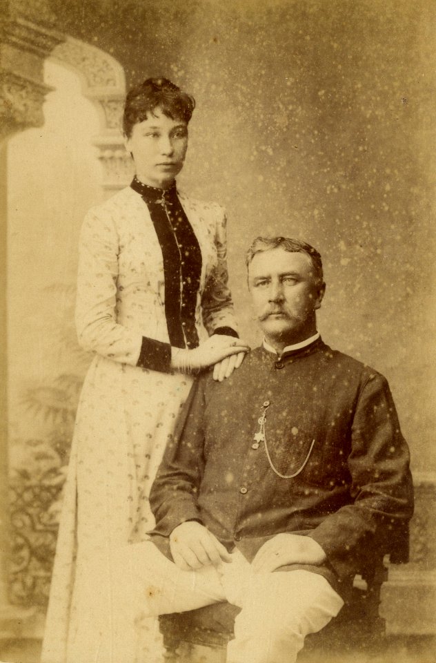 KITLV - 124907 - Moses & Co. - Singapore - European man and woman in Surabaya - 1885-1905