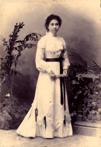 KITLV - 124967 - Kurkdjian, Hof-photograaf van H.M. de Koningin O. - Soerabaya - Indo-European woman in Surabaya - 1890-1910