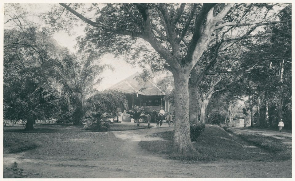 KITLV - 12591 - Kleingrothe, C.J. - Medan - Iron bridge over the Sungai Belumai near the house of the chief clerk of tobacco plantation Tanjung Morawa (Tandjoeng-Morawa) near Batangkuwis in Deli - 1903