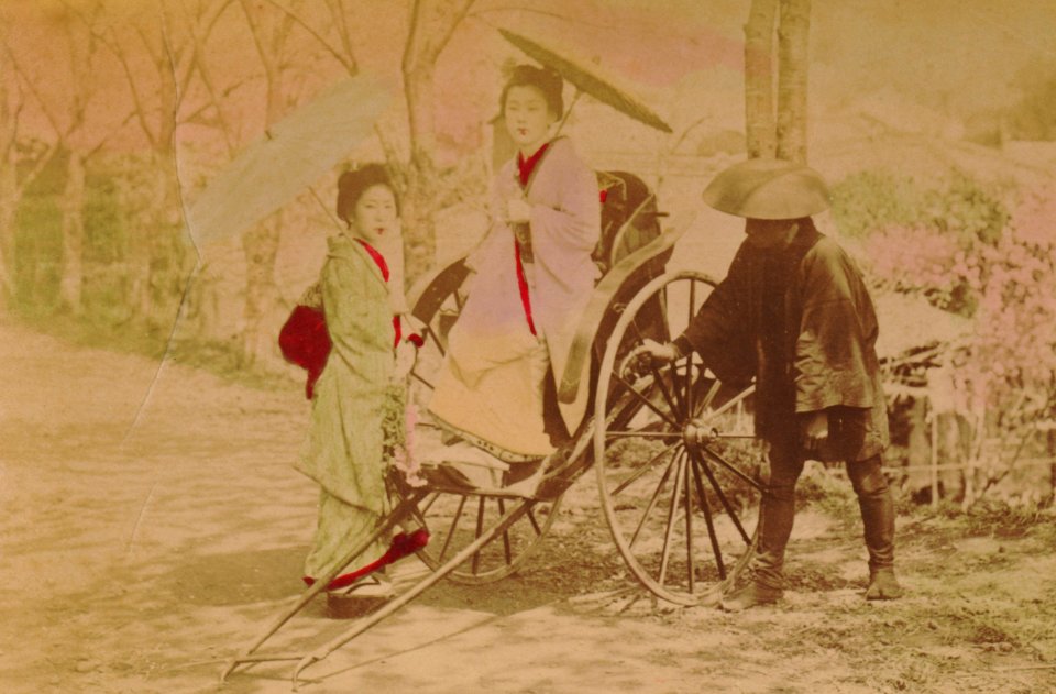 KITLV - 110671 - Kusakabe, Kimbei - Jinrikisha with Japanese women in Japan - circa 1890