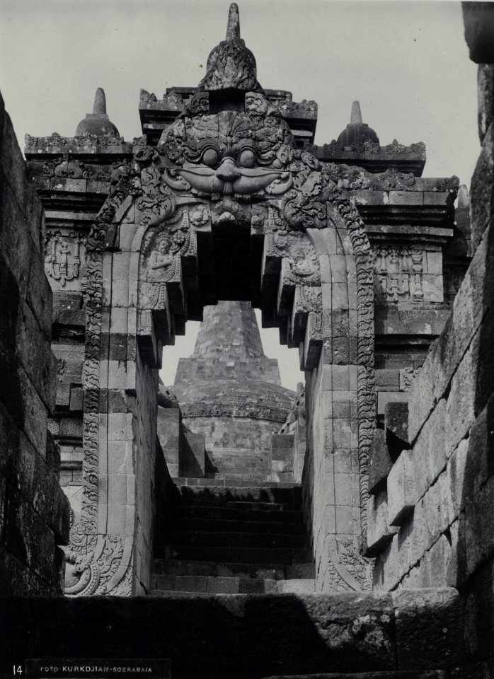 KITLV - 111753 - Kurkdjian - Soerabaia - Gate of the Borobudur in Magelang - circa 1900