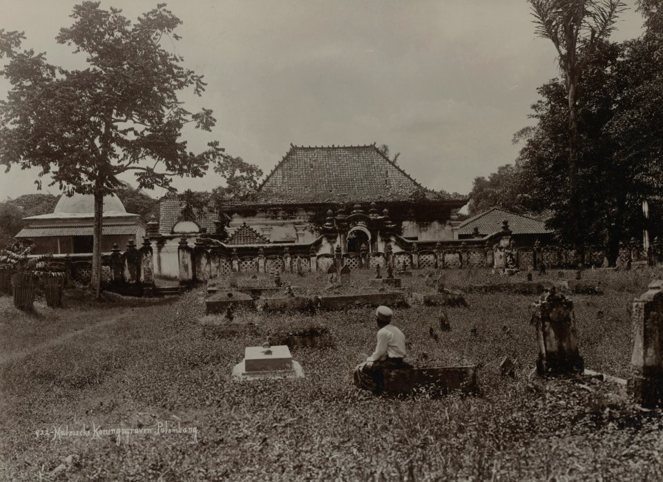 KITLV - 111824 - Lambert & Co., G.R. - Singapore - Royal cemetery in Palembang - circa 1900