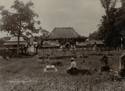 KITLV - 111824 - Lambert & Co., G.R. - Singapore - Royal cemetery in Palembang - circa 1900