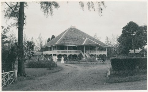 KITLV - 12627 - Kleingrothe, C.J. - Medan - House of the chief clerk of the Tobacco Company Arendsburg in Deli - 1903
